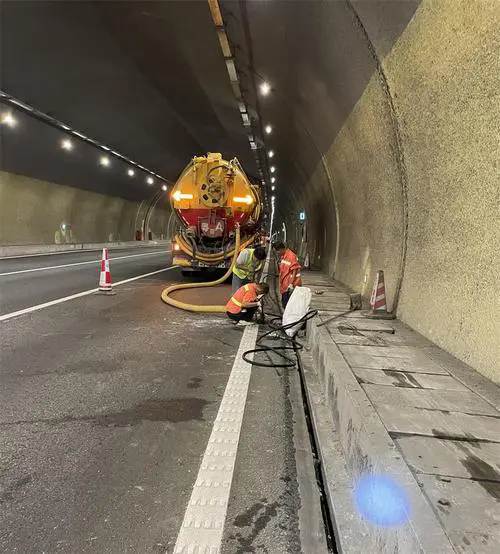 四川隧道排水渠清淤